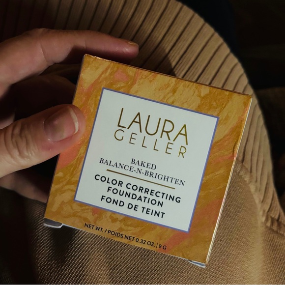 Laura Geller Baked Balance-n-Brighten Color Correcting Foundation - Porcelain - Picture 8 of 11